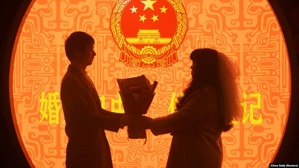 中国浙江省杭州市婚姻登记处的一对新人在情人节登记结婚（2023年2月14日）(photo:VOA)