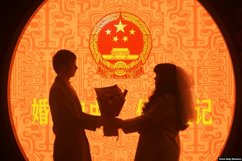 中国浙江省杭州市婚姻登记处的一对新人在情人节登记结婚。（2023年2月14日）(photo:VOA)