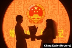 中国浙江省杭州市婚姻登记处的一对新人在情人节登记结婚。（2023年2月14日）