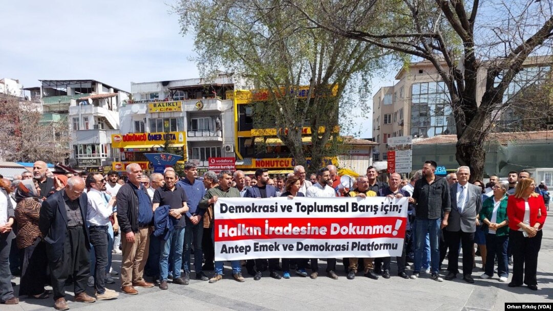 31 Mart’taki yerel seçimde Van’da en çok oyu aldığı halde mazbatası verilmeyen DEM Parti’nin Belediye Başkan Adayı Abdullah Zeydan’a destek protestoları sürüyor. 