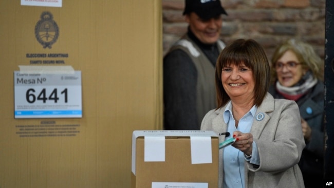 La candidata de la coalición Unidos por el Cambio, Patricia Bullrich, vota en las elecciones primarias de Argentina en Buenos Aires el 13 de agosto de 2023.
