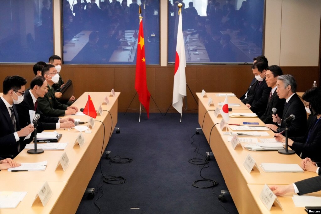 中国外交部副部长孙卫东(左二)与日本外务省外务审议官山田重夫（右二）在东京举行第17次日中安全对话。（2023年2月22日）(photo:VOA)