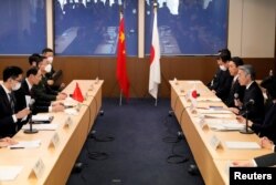 中国外交部副部长孙卫东(左二)与日本外务省外务审议官山田重夫（右二）在东京举行第17次日中安全对话。（2023年2月22日）