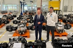 德国总理朔尔茨在中国重庆参观德国公司博世（Bosch）的工厂。（2024年4月14日）