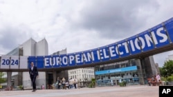 2024年5月23日，在布鲁塞尔的欧洲议会外行走的人们。（美联社照片）