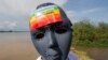 ARCHIVES - Un Ougandais portant un masque avec un autocollant arc-en-ciel participe au défilé de la Gay Pride à Entebbe le 8 août 2015. 