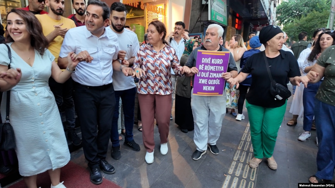 Halayların soruşturmalara konu olması DEM Parti’nin düzenlediği etkinliklerde halay çekilerek protesto ediliyor.