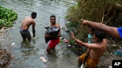 Migranti prelaze reku Rio Grande iz Matamorosa, u Meksiku (Foto: AP/Fernando Llano)