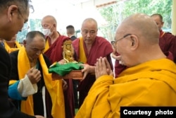 Dalai Lama bertemu dengan sekelompok ummat Buddha di Dharamsala, India, pada 29 Mei 2024.
