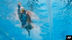 Ariarne Titmus dari Australia berlaga di nomor final gaya bebas 400 meter putri pada Olimpiade Musim Panas di Nanterre, Prancis, Sabtu, 27 Juli 2024. Titmus meraih medali emas. (Foto: David J. Phillip/AP Photo)