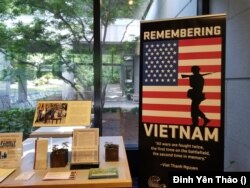 Trưng bày về đạo luật tưởng niệm các cựu chiến binh Mỹ của Tổng Thống Carter, bên cạnh là một trích dẫn lời của nhà văn Nguyễn Thanh Việt.