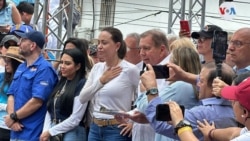 María Corina Machado, con la mano al pecho, acompaña a Edmundo González, candidato presidencial de la oposición en Venezuela durante acto de campaña en el estado de Aragua, Venezuela, el sábado 18 de mayo.