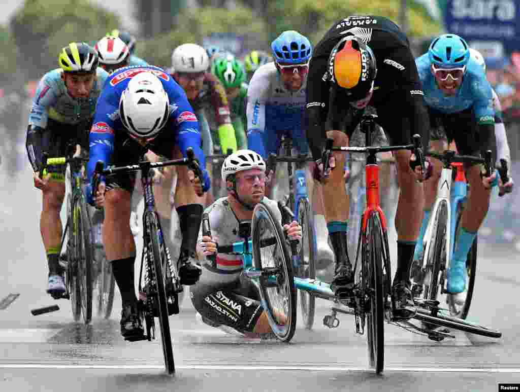 Mark Cavendish dari Tim Astana Qazaqstan terjatuh sebelum Kaden Groves dari Alpecin-Fenix memenangkan etape 5 balap sepeda Giro d&#39;Italia antara Atripalda dan kota Salerno, Italia.