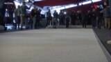 Црвениот тепих на Оскарите заменет во „шампањ“ боја