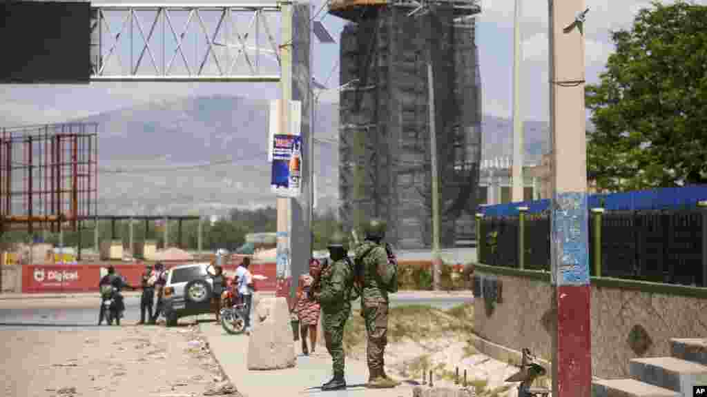 Soldados custodian la entrada del aeropuerto internacional en Puerto Príncipe, Haití, el lunes 4 de marzo de 2024. Las autoridades ordenaron un estado de emergencia de 72 horas a partir del domingo por la noche luego de la violencia en la que miembros de pandillas armadas invadieron las dos prisiones más grandes y fueron liberados miles de reclusos durante el fin de semana. El primer ministro Henry no pudo entrar al país tras el cierre del aeropuerto.