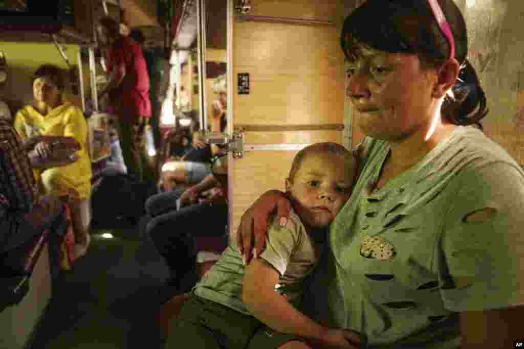 Una madre abraza a su hijo mientras viajan en un tren de evacuación en Pokrovsk, región de Donetsk, Ucrania, el lunes 19 de agosto de 2024.&nbsp;