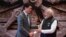 นายกรัฐมนตรีแคนาดา จัสติน ทรูโด จับมือกับนายกรัฐมนตรีอินเดีย นเรนทรา โมดี ระหว่างการประชุม จี20 ที่อินเดียเป็นเจ้าภาพ