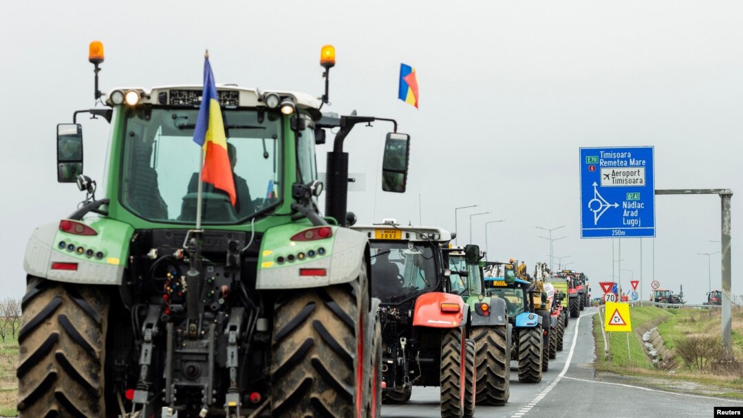 Romanian farmers line up their tractors en route to Nadlac Customs while protesting over the price of grains, in Remetea Mare, Timis county, Romania, April 7, 2023. (Inquam Photos/Cornel Putan via Reuters)