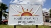 Logo perusahaan penampungan bagi para migran, Southwest Key, terpampang di sebuah lokasi di Brownsville, Texas, pada 20 Juni 2014. (Foto: AP/Eric Gay)