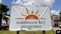 Logo perusahaan penampungan bagi para migran, Southwest Key, terpampang di sebuah lokasi di Brownsville, Texas, pada 20 Juni 2014. (Foto: AP/Eric Gay)