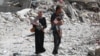 Պաղեստինցի զույգը իրենց երեխաների հետ միասին, երբ նրանք քայլում են բեկորների միջով Գազայի հատվածի հարավում գտնվող Խան Յունիսում 2024 թվականի հուլիսի 4-ին