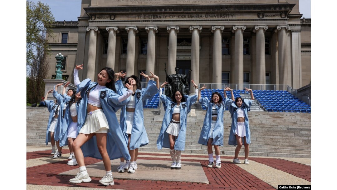Anggota klub mahasiswa Plus 86 Dance Crew berlatih tarian K-pop sebagai persiapan wisuda di Columbia University, di mana beberapa mahasiswa terus melakukan aksi pro-Palestina di New York City, AS, 26 April , 2024. (Foto: REUTERS/Caitlin Ochs)