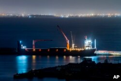 Kapal Rusia, Lady R, berlabuh di Pangkalan Angkatan Laut Town di dekat Cape Town, Afrika Selatan, 8 Desember 2022. (Foto: AP)