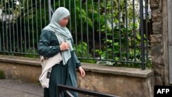 一名身穿阿巴雅长袍的女子在巴黎行走。(2023年8月28日)
