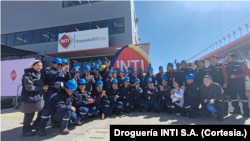 En la imagen posan los trabajadores de Droguería INTI S.A., en la instalación de la planta ubicada en El Alto, Bolivia. 