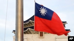 在台北中正纪念堂前飘扬的台湾旗帜。（2022年7月30日）