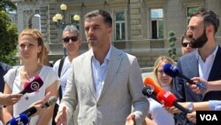 Nosilac liste "I ja sam Beograd - Kreni-Promeni" Savo Manojlović sa saradnicima održao je konfrenciju za medije ispred Skupštine grada Beograda na kojoj je najavio da će taj pokret napustiti Skupštine grada Beograda i opštine Novi Beograd (foto: Fonet / Marko Dragoslavić)