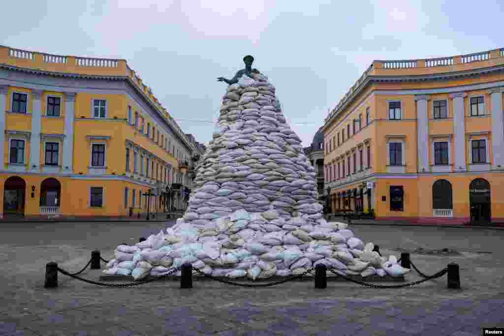 10 de marzo de 2022: Sacos de arena cubren el monumento del duque de Richelieu, fundador de la ciudad de Odesa, para protegerlo de los ataques.