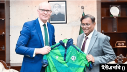 পররাষ্ট্র মন্ত্রণালয়ে হাছান মাহমুদের সঙ্গে আয়ারল্যান্ডের বাণিজ্যমন্ত্রী সাইমন কোভেনি। ১৮ মার্চ, ২০২৪।