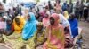 Perempuan Muslim Kongo yang terlantar menghadiri sholat Idulfitri di lokasi kamp Munigi dekat Goma di Provinsi Kivu Utara Republik Demokratik Kongo, 21 April 2023. (Foto: REUTERS/Arlette Bashizi)