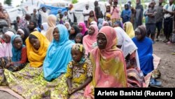 Perempuan Muslim Kongo yang terlantar menghadiri sholat Idulfitri di lokasi kamp Munigi dekat Goma di Provinsi Kivu Utara Republik Demokratik Kongo, 21 April 2023. (Foto: REUTERS/Arlette Bashizi)