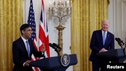 Presiden AS Joe Biden mendengarkan saat Perdana Menteri Inggris Rishi Sunak berpidato dalam konferensi pers bersama di Ruang Timur Gedung Putih di Washington, 8 Juni 2023. (Foto: Reuters)