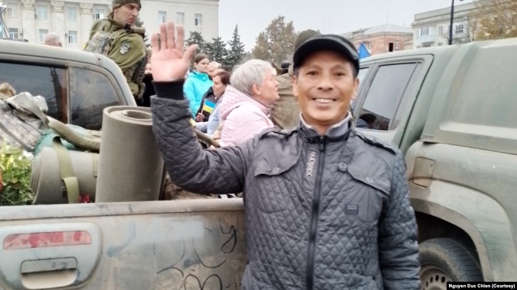 Ông Nguyễn Đức Chiến đứng tại Quảng trường Tự do của thành phố Kherson khi ông chào đón lực lượng Ukraine tiến vào giải phóng thành phố sau tám tháng nằm dưới sự chiếm đóng của Nga, Ukraine, ngày 11 tháng 11, 2022.