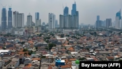 Permukiman padat terlihat di pusat kota Jakarta, pada 30 September 2021. (Foto: AFP/Bay Ismoyo)