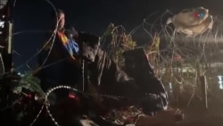 Un nuevo grupo de migrantes se dispuso a cruzar el alambre de púas en Eagle Pass, Texas, frontera con México