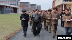 지난달 31일 김정은 북한 국무위원장이 대규모로 건설 중인 당 중앙간부학교 현장을 둘러보고 있다.