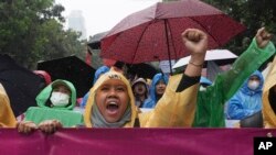 Sejumlah aktivis perempuan meneriakkan slogan-slogan dalam aksi memperingati Hari Perempuan Internasional di Jakarta, pada 8 Maret 2023.(Foto: AP/Tatan Syuflana)