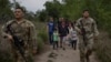 德州国民自卫队成员押解一批来自中国和南美穿越美墨边境进入美国的非法移民。(2023年4月5日)
