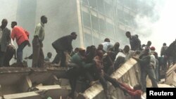 ARCHIVO - Labores de rescate de víctimas al atentado con bomba en Nairobi el 7 de agosto de 1998. La embajadora estadounidense Prudence Bushnell resultó herida en la explosión.