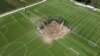 Foto udara dengan drone menunjukkan sebuah lubang amblas (sinkhole) yang terbentuk di lapangan sepak bola di Gordon Moore Park di Alton, Illinois, AS. (Reuters)&nbsp;