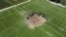Foto udara dengan drone menunjukkan sebuah lubang amblas (sinkhole) yang terbentuk di lapangan sepak bola di Gordon Moore Park di Alton, Illinois, AS. (Reuters)&nbsp;