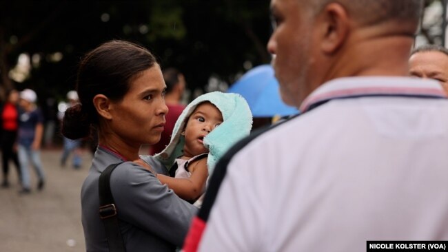 Ana Carrillo, de 25, protesta el imperio del dólar en Venezuela, pero lo que gana por las ventas de golosinas lo cambia al billete verde.