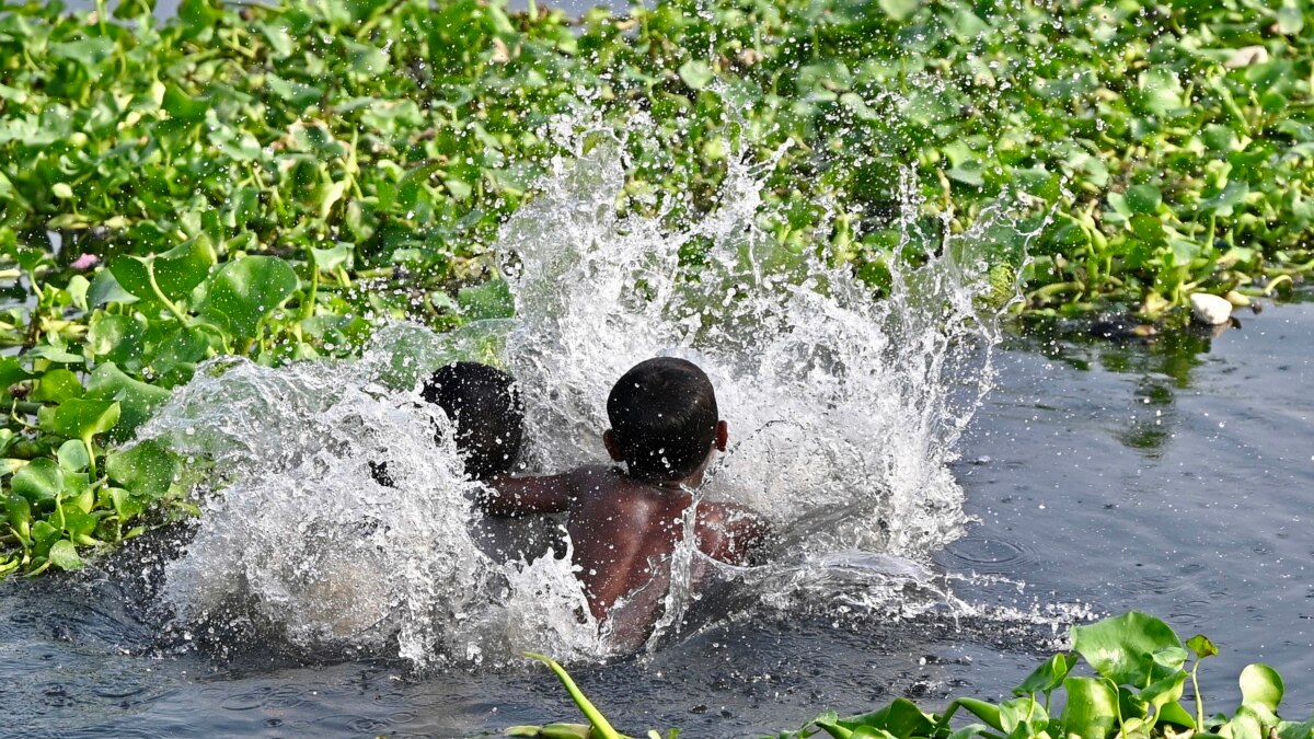 Bangladesh Suffers Widespread Power Outages During Relentless Heat