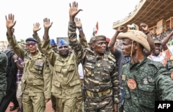 Para pemimpin militer Niger melambaikan tangan ke arah para pendukung di Stadion Seyni Kountche di Niamey, Niger, 26 Agustus 2023. (Foto: AFP)