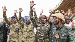 Sejumlah pemimpin militer Niger menyapa para pendukungnya dalam sebuah acara di Stadion Jenderal Seyni Kountche di Niamey, Niger, pada 26 Agustus 2023. (Foto: AFP)