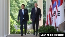 ប្រធានាធិបតីសហរដ្ឋអាមេរិកលោក Joe Biden និង​ប្រធានាធិបតី​កូរ៉េ​ខាងត្បូង​លោក Yoon Suk Yeol ដើរចេញពីការិយាល័យ​ប្រធានាធិបតី (Oval Office) ឆ្ពោះ​ទៅ​កាន់​សួនកុលាប (Rose Garden) ដើម្បីធ្វើ​សន្និសីទ​សារព័ត៌មាន​រួមគ្នា​នៅ​សេតវិមាន​ក្នុង​រដ្ឋធានី​វ៉ាស៊ីនតោន កាលពី​ថ្ងៃទី២៦ ខែមេសា ឆ្នាំ២០២៣។